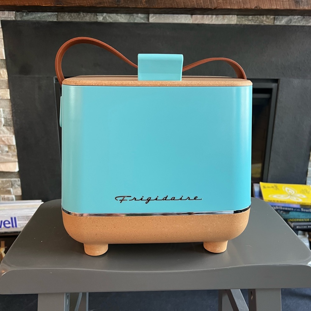Frigidaire Aqua Blue Toaster with Brown Handle